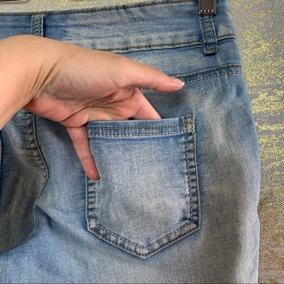 ILLEGAL Jeans Light Blue Wash Detailed Zipper Women’s Capris Jeans Size 5 - Picture 6 of 11